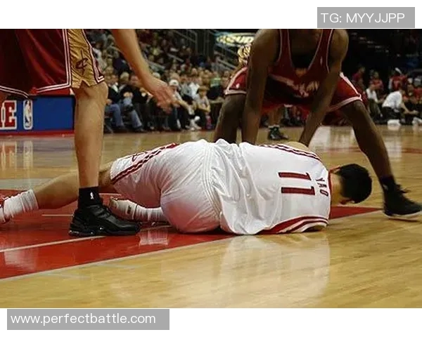 詹姆斯与姚明在赛场上的激烈冲突引发的篮球界热议与反思